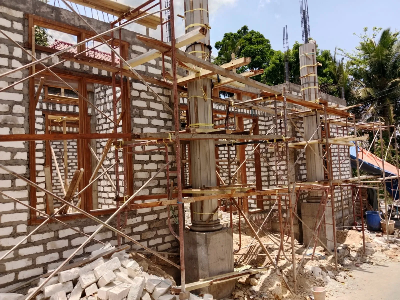 Polemik Tiang Teras Rumah Anggota BPD Belum Jelas, Masyarakat Menuntut Kepastian, Pengukuran Ulang Ditunggu BPN dan PUTR Sumenep