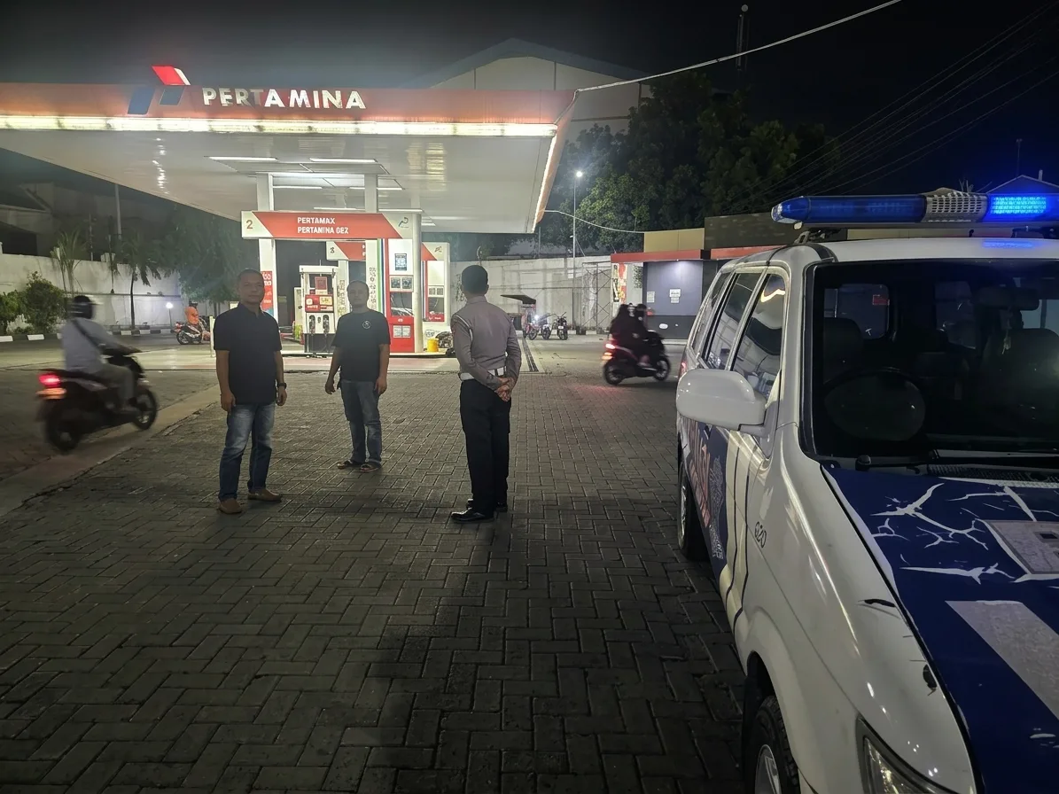 Pastikan Stok BBM Aman, Polsek Kenjeran Monitoring SPBU Kedung Cowek