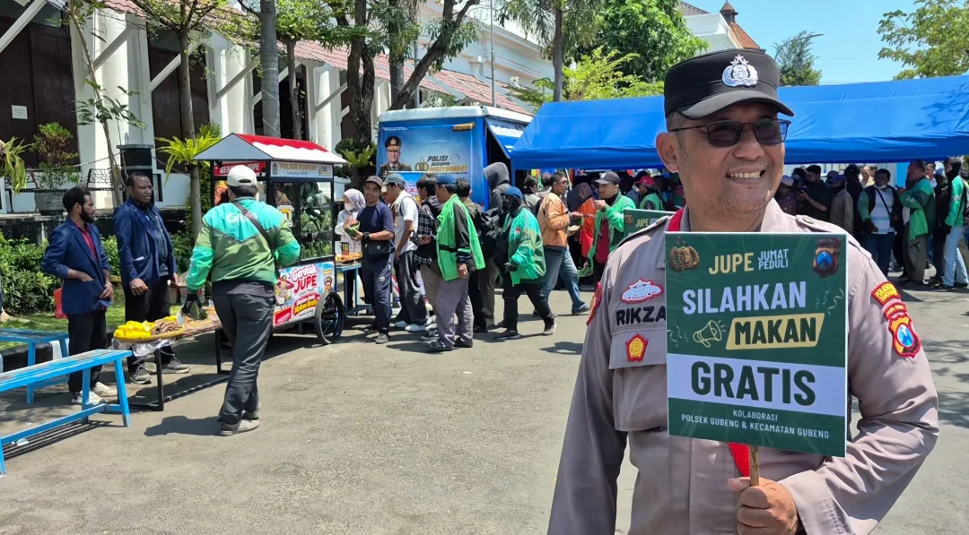 Polsek Gubeng Bareng Arek Papua Ngedum Berkah, Gerobak JUPE Gawe Seneng Warga
