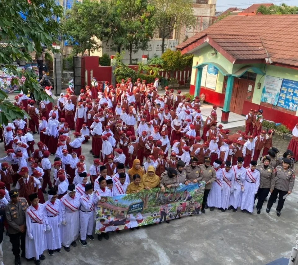 Tak Sekadar Jaga Keamanan, Polri Ajak Pelajar Peduli Pendidikan dan Lingkungan