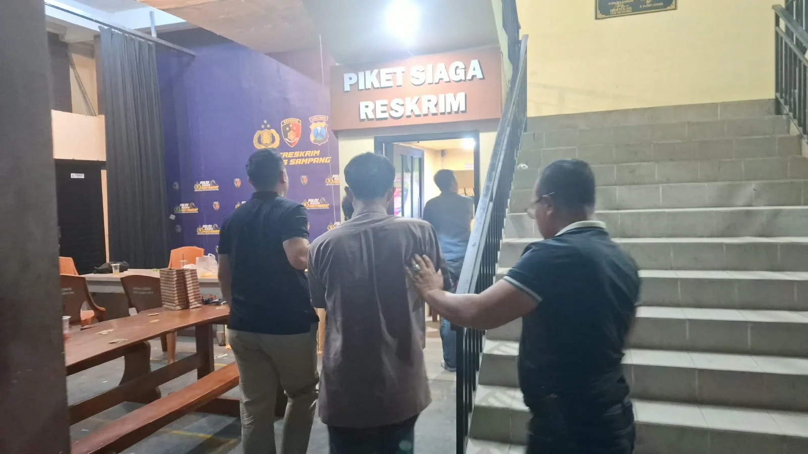 Satu Buron, Polres Sampang Ringkus Dua Pelaku Pencurian Genset dan Ponsel di Sokobanah