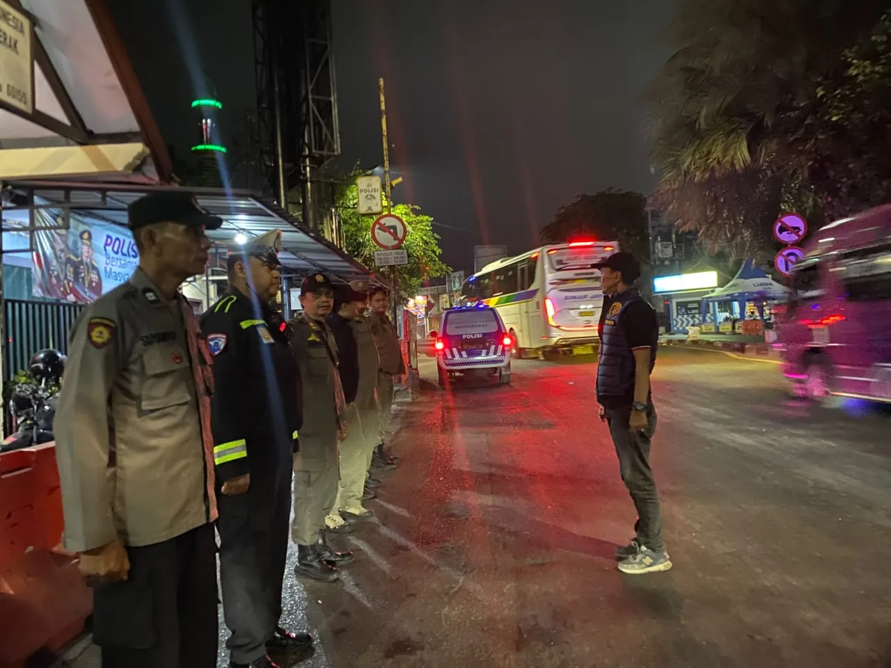 Tekan Angka Kriminalitas, Polsek Semampir dan Satpol PP Sisir Jalan Wonosari Lor hingga Bulak Rukem