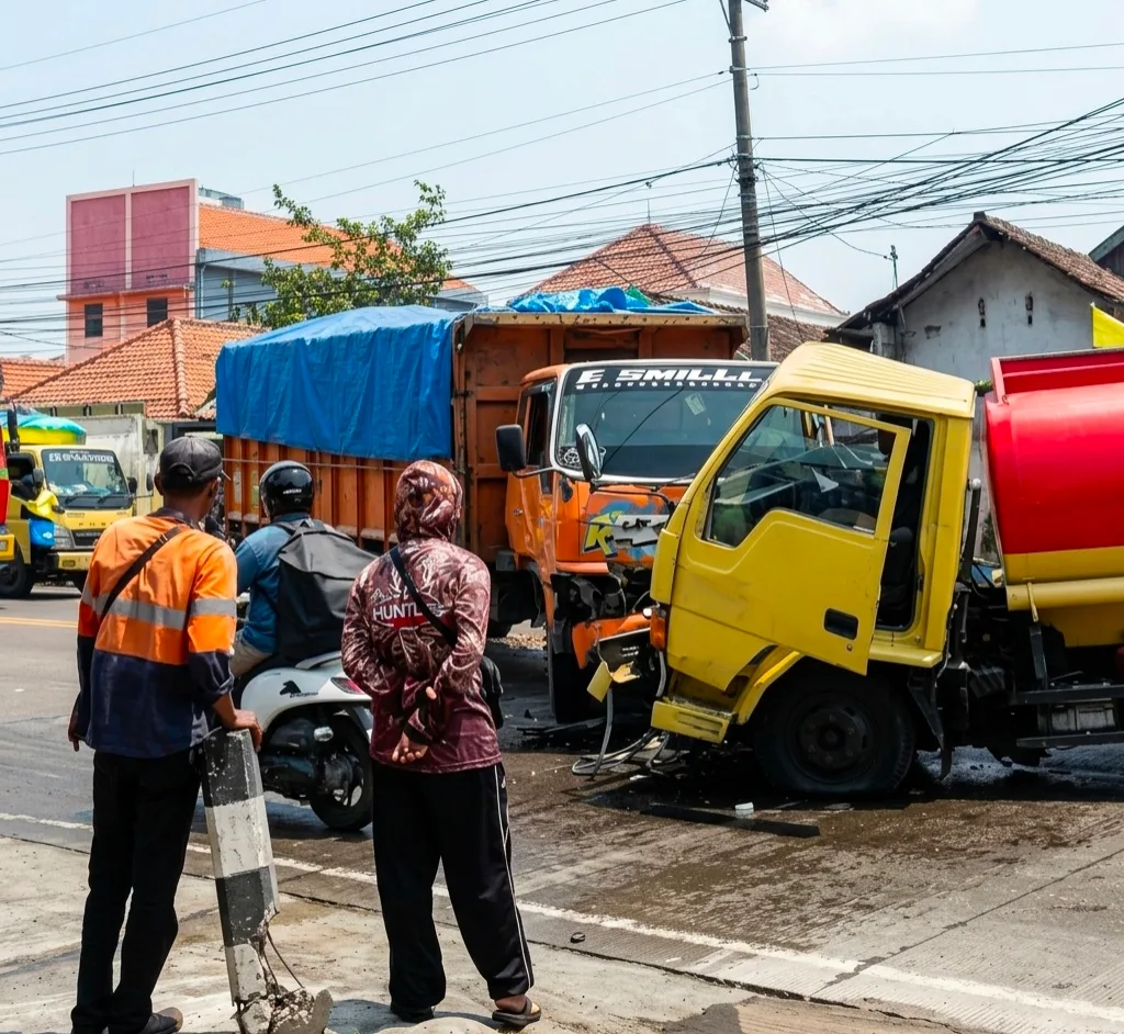 Kurang Konsentrasi, Wing Box Picu Tabrakan Beruntun Tiga Truk di Duduksampeyan, Satu Sopir Patah Kaki