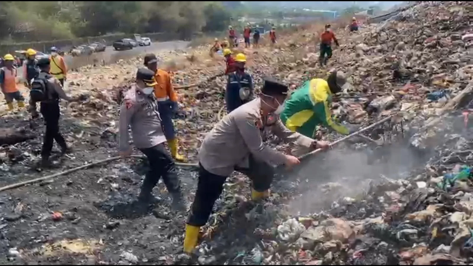 Polresta Malang Kota Kerahkan Mobil Water Cannon Bantu Tangani Kebakaran TPA Supit Urang