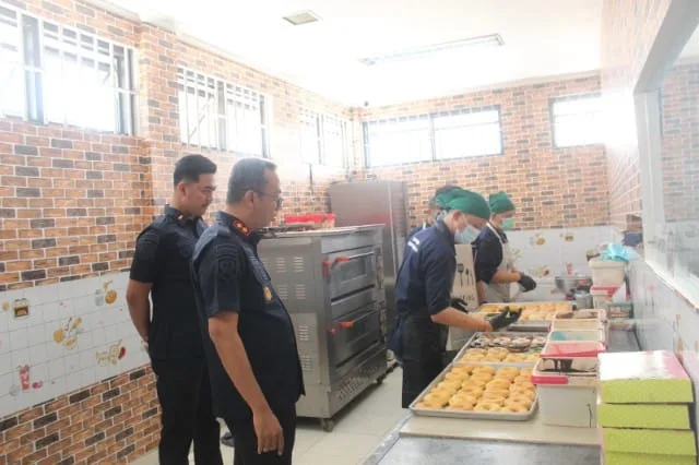 Bekali Warga Binaan dengan Keahlian Produktif, Karutan Surabaya Tristiantoro Tinjau Langsung Program Pembinaan Kemandirian