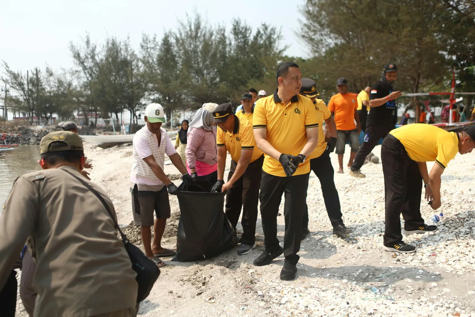 Gelar Green Policing di Pantai Kenjeran, Polres Pelabuhan Tanjung Perak Bersihkan Lingkungan dan Bagikan Sembako