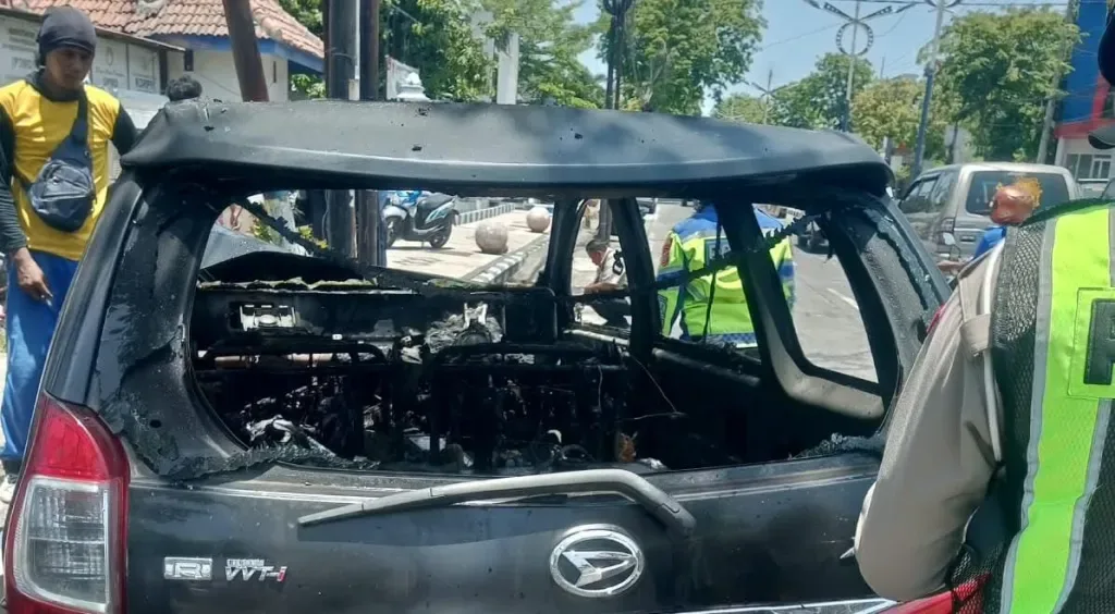 Ludes Terbakar Usai Isi BBM, Mobil Xenia Tabrak Tiang Telkom di Sampang