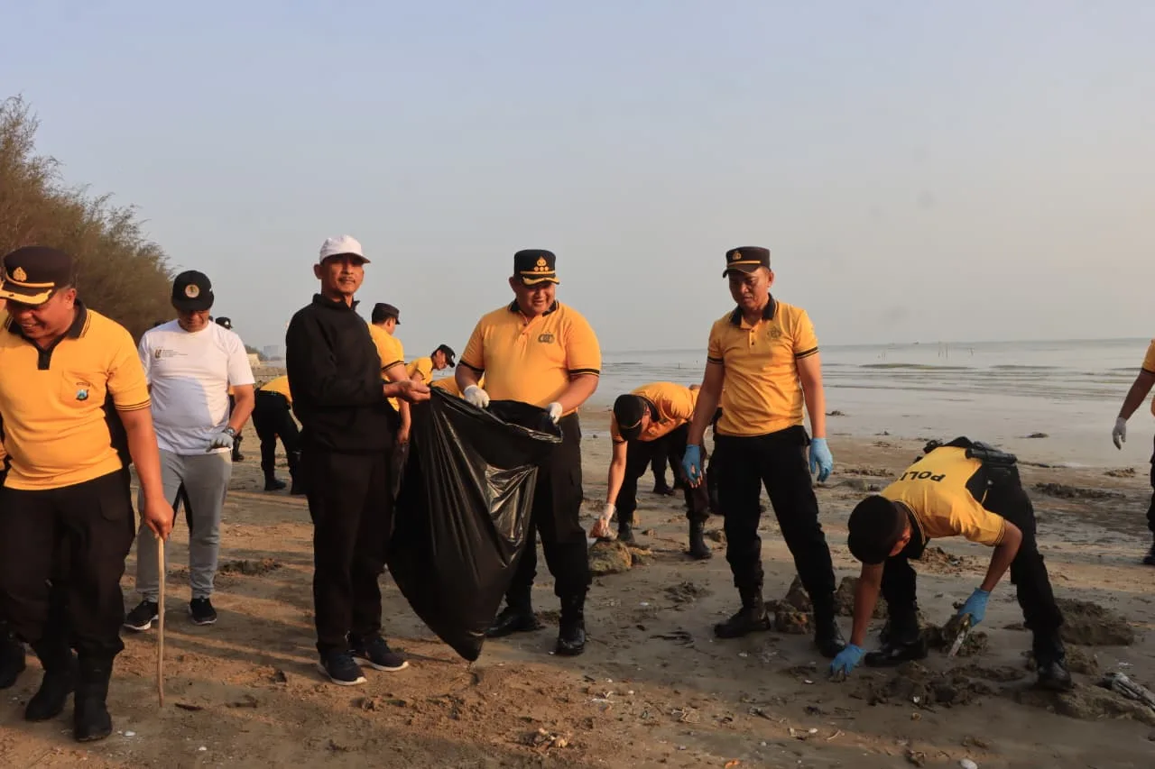 Green Policing: Polresta Tuban Bersihkan Sampah dan Tanam 200 Cemara di Pantai Jenu