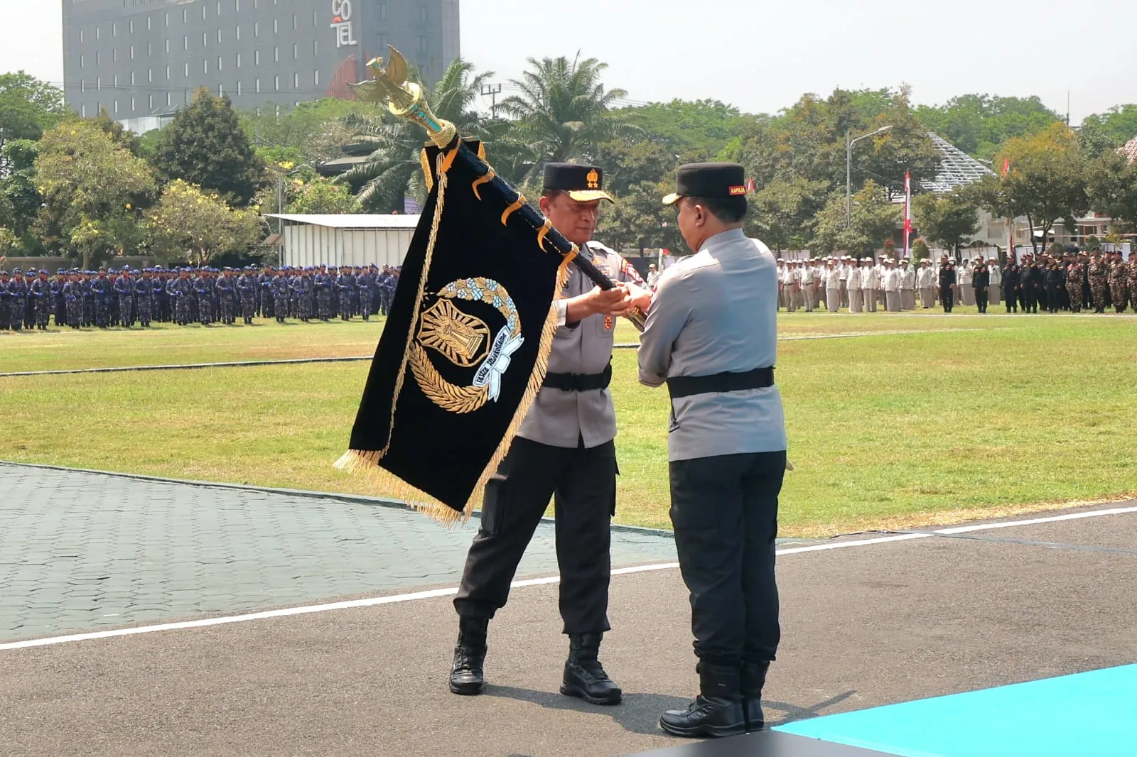 Simbol Estafet Kepemimpinan, Pataka "Bhayangkara Satya Abhiyukta" Diserahkan kepada Irjen Pol Dekananto