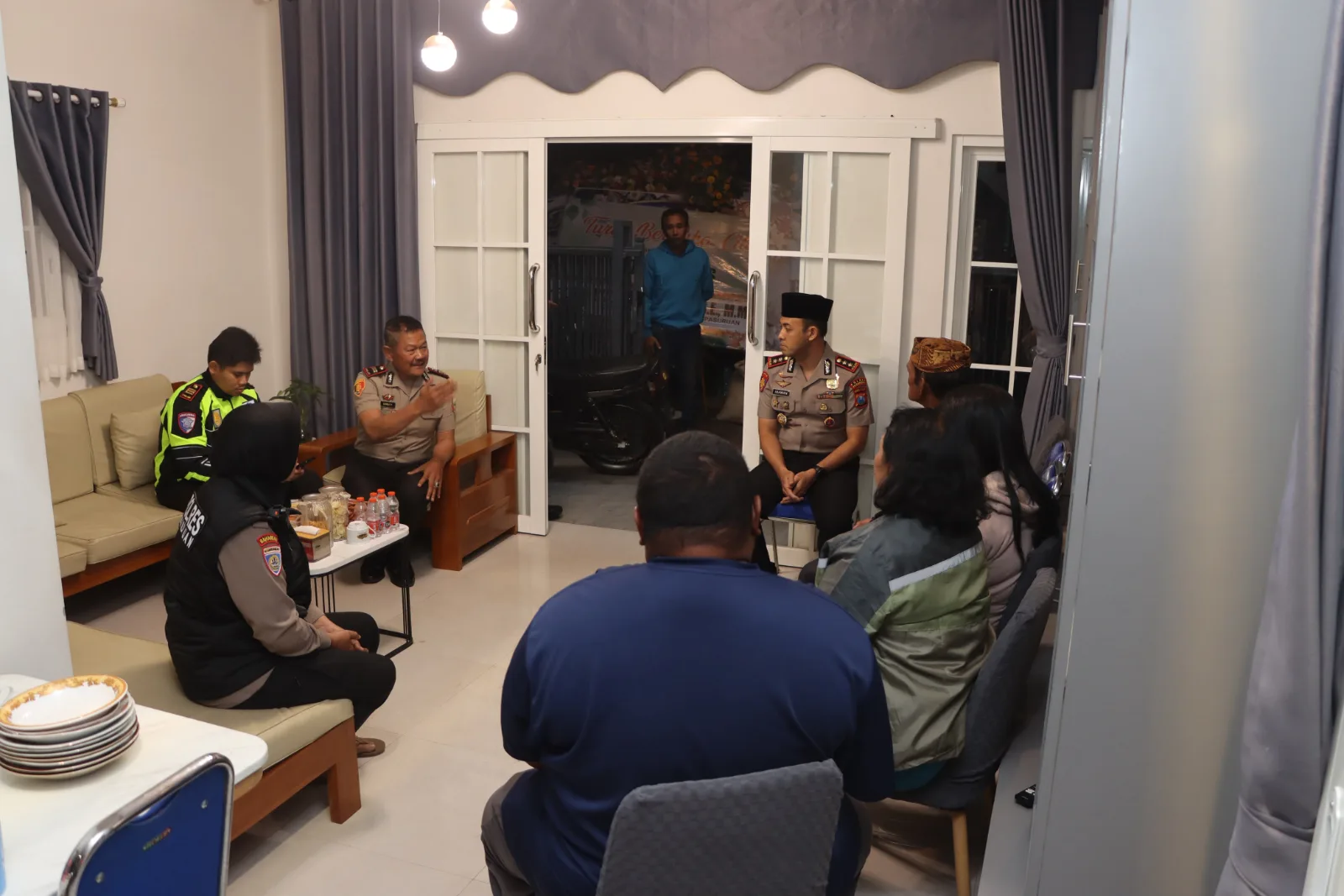 Polisi Bersama Masyarakat: Polres Pasuruan Sambangi Rumah Duka Korban Karhutla TNBTS