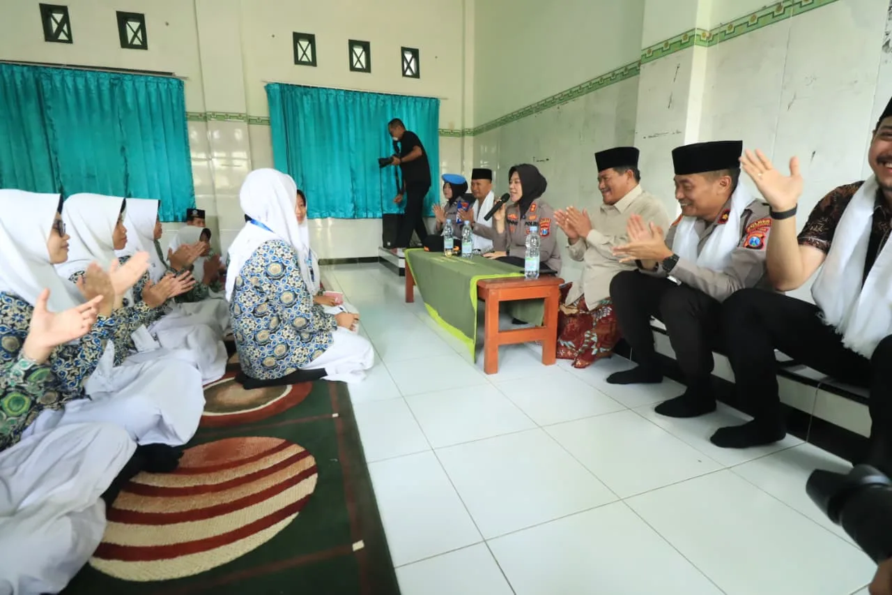 Polisi Peduli Pendidikan: Kapolres Bojonegoro Ajak Santri Al-Fatimah Jauhi Judol dan Bullying