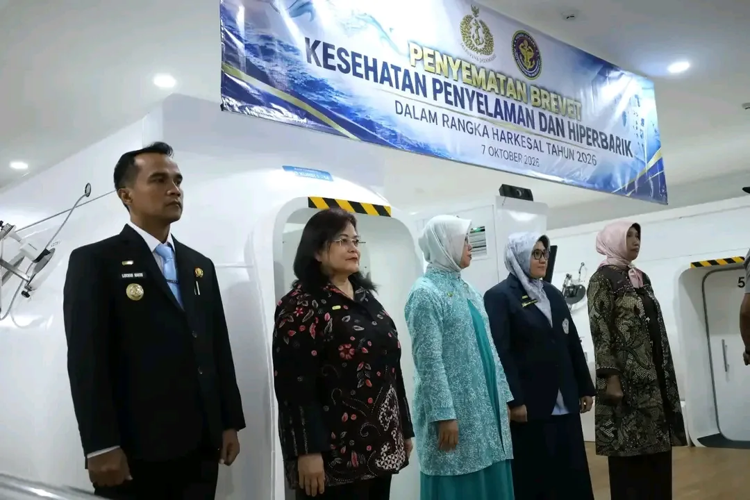 Perkuat Sinergi Daerah dan TNI AL, Bupati Bangkalan Lukman Hakim Terima Brevet Kehormatan Hiperbarik