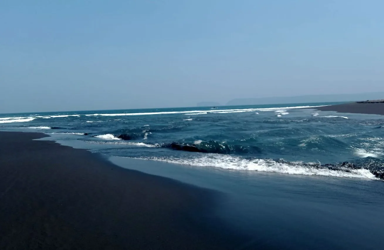 Pantai Wisata Cemara, Tempat Favorit Untuk Berfoto Bersama Keluarga dan Tersedia Bermacam UMKM Warga Tempatan