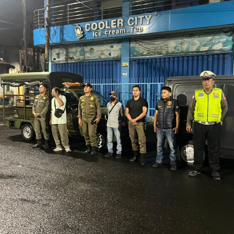 Jaga Kondusifitas Wilayah, Polsek Semampir Bersama Satpol PP Gelar Patroli Harkamtibmas